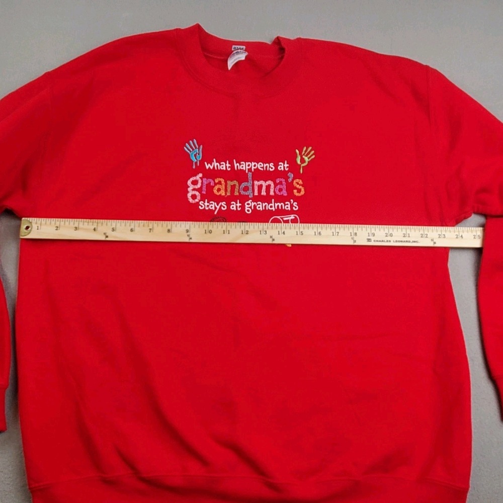 Gildan Heavy Blend Red Crewneck Sweatshirt Embroidered "Grandma's House" Large - Picture 4 of 8